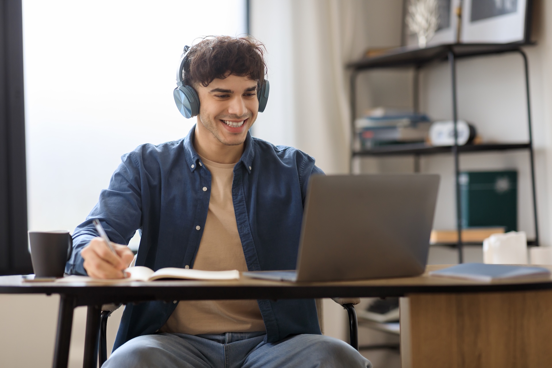 Blije student leert Spaans